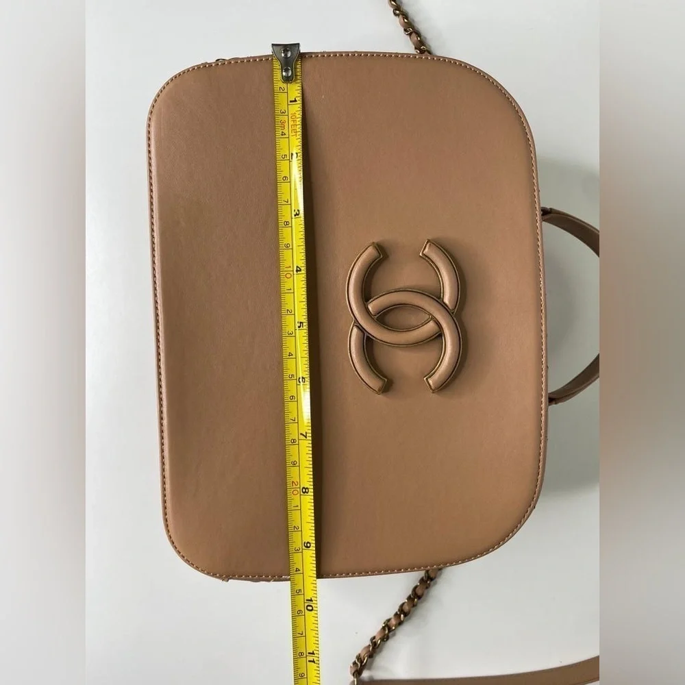 Chanel Coco Curve Vanity – Beige Shiny Calfskin & Goatskin, Antique Gold-Tone Ch
